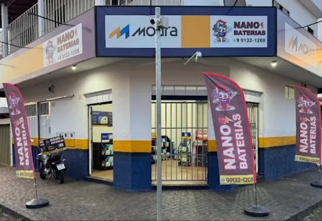 Fachada da loja Nano Baterias com bandeiras