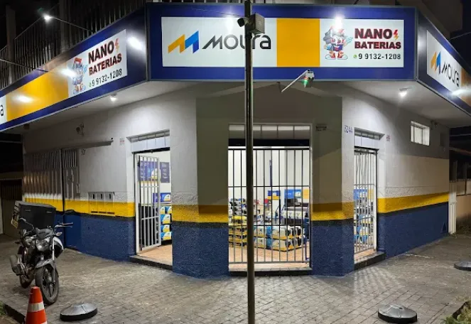 Fachada da loja Nano Baterias à noite